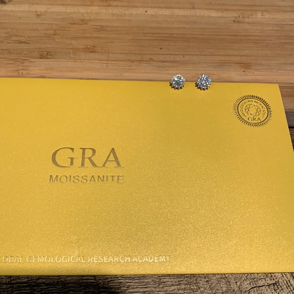 Over 1 cttw Moissanite flower halo earrings with certificate - Picture 2 of 4